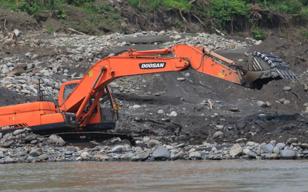 En Ecuador, la minería ilegal destruye el río Santiago y un pueblo indígena toma la iniciativa de defenderlo